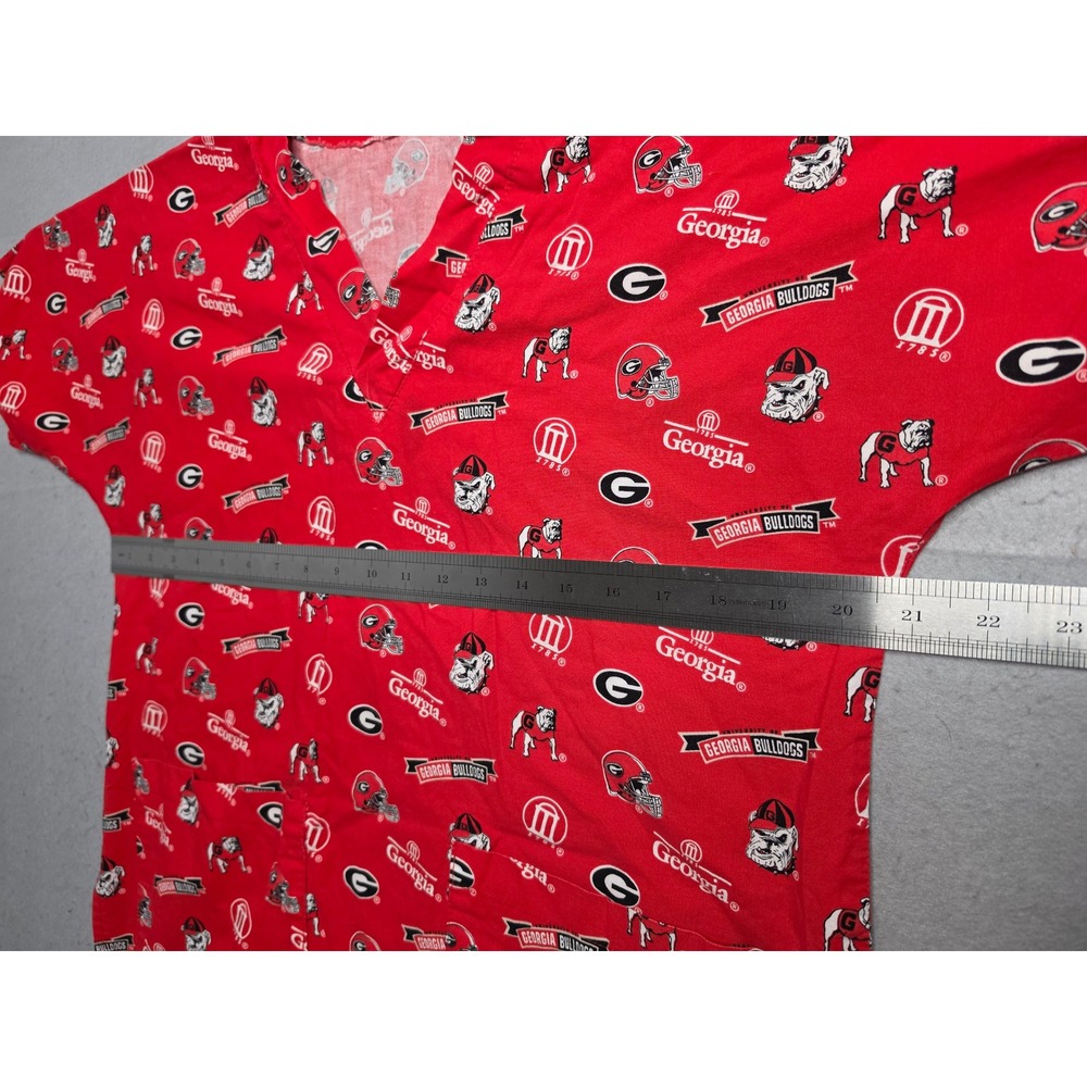 Georgia Bulldogs Football Scrub Top Womens XL Red Allover Print Side Slit V-Neck - Picture 5 of 5